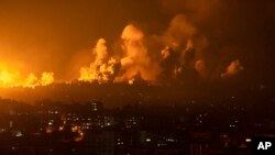 2023年10月8日星期日,以色列空袭加沙城,大火和浓烟升起。(美联社图片)