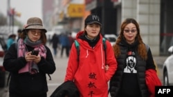 被拘留维权律师王全璋的妻子李文足(中)和维权律师李和平的妻子王峭岭等人2018年4月5日在北京郊区行走(资料照片)
