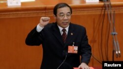 2018年3月18日,新当选的中国国家监察委员会主任杨晓渡在全国人民代表大会第六次全体会议上手抚宪法宣誓就职。