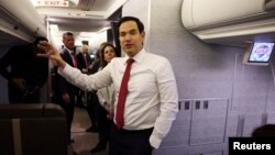 Держсекретар США Марко Рубіо розмовляє з журналістами у літаку в дорозі на Мюнхенську конференцію з безпеки, 13 лютого 2025 року. Фото: REUTERS/Evelyn Hockstein
