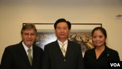 民进党驻美代表处成员, 左起联络员彭光理, 驻美代表吴钊燮,共同联络员萧舜文(美国之音钟辰芳拍摄)