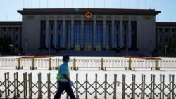 一名保安走过北京天安门广场。(2020年5月19日)