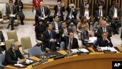 中国常驻联合国代表李保东(中)2011年10月5号投票否决安理会谴责叙利亚的决议(资料照)