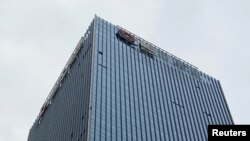 恒大在深圳的总部大楼上的公司招牌被拆掉了一部分。(2022年1月10日)