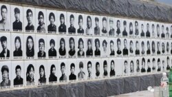 原内蒙兵团老知青为1972年5月葬身于宝日格斯台草原火灾的69名战友修整了纪念碑。纪实文学著作《烈火中的青春》作者马波(笔名老鬼)说,“他们是死去的我们,我们是活着的他们。”(张丽娜摄影)