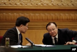 2015年3月10日新疆维吾尔自治区主席雪克来提•扎克尔(右)和党委书记张春贤在两会期间的新疆代表团会议上