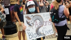 一名手持中文牌子的抗议者参加在华盛顿2020年6月6日举行的反警暴游行。(美国之音记者文灏拍摄)