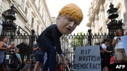 ဗြိတိန် ဝန်ကြီးချုပ် Boris Johnson ကို ဆန္ဒပြကြသူများ။