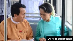 တရားလိုပြသက်သေဖြစ်လာသူ ရန်ကုန်တိုင်းဝန်ကြီးချုပ်ဟောင်း ဦးဖြိုးမင်းသိန်းနဲ့ အဂတိလိုက်စားမှုစွဲချက်နဲ့အမှုရင်ဆိုင်နေရသူ နိုင်ငံတော်အတိုင်ပင်ခံ ဒေါ်အောင်ဆန်းစုကြည်။
