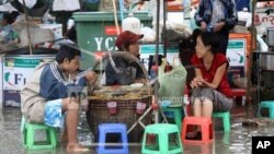 မြန်မာပြည်မှာနေရာစုံမှာတွေ့ရလေ့ရှိတဲ့ လမ်းဘေး အသင့်စားအထမ်းသည်များ။ (ယခင်မှတ်တမ်းဓာတ်ပုံ)