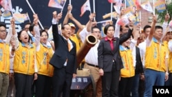 宋楚瑜和他的竞选搭档徐欣莹同台造势(美国之音李逸华拍摄)