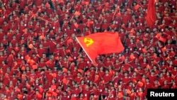 资料照:中国学生在重庆市奥林匹克体育中心挥舞中共党旗。