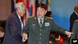 中国国防部长常万全和新加坡防长黄永宏握手(2015年11月4日)