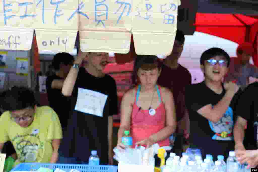 台湾民众星期天在台北的教育部门前示威游行,声援反对“黑箱课纲”的学生,要求教育部长下台。(2015年8月2日 杨明拍摄)