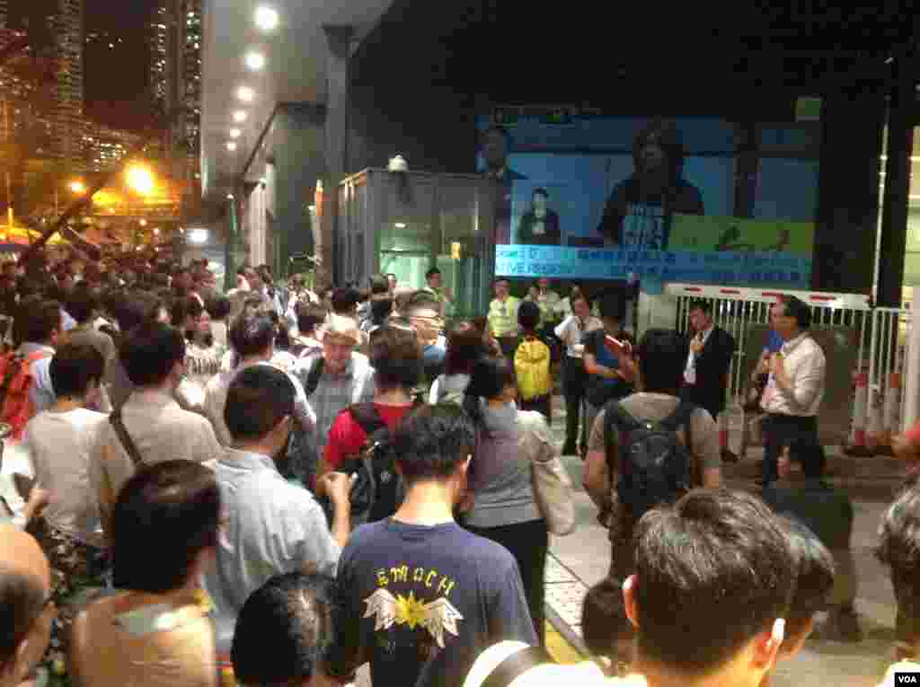 香港立法会辩论政改方案在星期三踏入最后阶段,大批支持和反对的示威人士在议会外的示威区分别举行集会。(美国之音海彦拍摄)