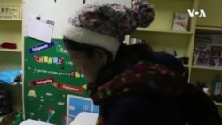 香港一区议员为防武汉病毒社区感染自制“消毒包”给街坊 香港一区议员为防武汉病毒社区感染自制“消毒包”给街坊