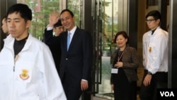 国民党总统候选人朱立伦在演说结束后步出饭店 (照片来源:美国之音李逸华拍摄)