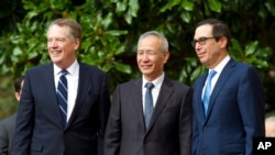 2019年10月10日美国贸易代表莱特希泽(左),中国副总理刘鹤(中),美国财政部长姆努钦(右)在美国贸易代表处前面合影。
