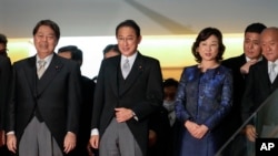 资料照:日本外相林芳正(左一)、首相岸田文雄(左二)等日本内阁成员。(2021年11月10日)