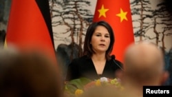 德国外交部长贝尔伯克在北京的钓鱼台国宾馆出席与中国外交部长秦刚的联合记者会时发言。(资料照片,2023年4月14日)