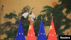 资料照片:2016年7月12日,在北京人民大会堂举行的中欧领导人会晤期间欧盟和中国的旗帜。(路透社照片)