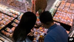 香港一家海鲜店2023年7月贩售的日本海鲜。(美联社)