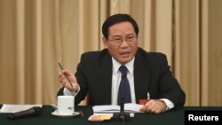 中共二号人物、可能出任总理的李强在担任中共江苏省委书记时在全国人大会议分组会上讲话(资料照片,2017年3月7日)