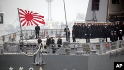 2019年4月21日,日本“凉月”号驱逐舰悬挂“旭日旗”抵达青岛