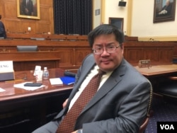 传统基金会安全问题专家成斌在众议院外交委员会的一个听证会上建议美国不仅要审核中国投资,还要对其进入美国后的状况进行审查。(美国之音萧洵拍摄)