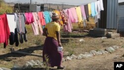 一名南非妇女与五个人共同住在一个棚屋内。(2016年8月12日)