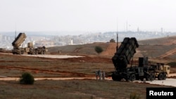 美军士兵守候在土耳其一处军事基地的美国爱国者导弹系统旁。(2013年5月2日资料照)