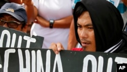 抗议者在中国驻马尼拉领事馆外集会,反对中国在有争议的岛礁填海造岛。(2017年6月12日)