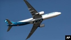 在法国巴黎空展上表演的空中客车A330机型。(2019年6月18日)