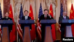 从左至右:中国国防部长魏凤和、中共政治局委员杨洁篪、美国国务卿蓬佩奥和美国国防部长马蒂斯在美国国务院举行记者会。(2018年11月9日)