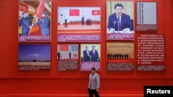 2018年11月14日,北京中国国家博物馆举办的中国改革开放40周年展览,有清洁工走过关于习近平主席的照片和介绍。其中有军队改革后的授予军旗,有香港特首林郑月娥宣誓就职,有共产党总书记和国民党主席马英九会晤,有中国的歼20战斗机入列仪式。