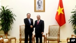 越南总理阮春福(右)在河内会见朝鲜外相李勇浩。(2018年12月1日)