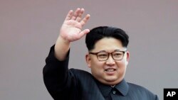 朝鲜领导人金正恩在一次仪式上挥手(资料图,2016年5月10日)