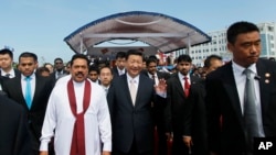 中国国家主席习近平2014年参加斯里兰卡科伦坡港口城建设的启动仪式,这个建设项目资金大部分由中国贷款。(资料照)
