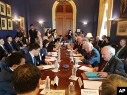 美国国会众议员比尔·帕斯克罗的办公室提供的照片上,他和其他议员们与中国代表团讨论美中贸易(2018年5月)。