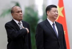 资料照:中国国家主席习近平在北京人大会堂会晤到访的基里巴斯总统马茂。(2020年1月6日)