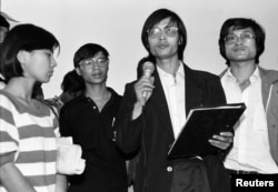 中国学生领袖(左起 :) 柴林、王丹、封从德和李录1989年6月宣誓留在天安门广场。