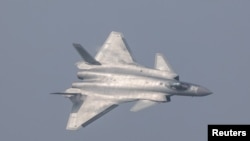 中国J-20隐形战机在广东珠海航空展亮相。(2016年11月1日)