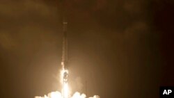 私营公司SpaceX在加州发射的猎鹰9号火箭(2021年11月23号)