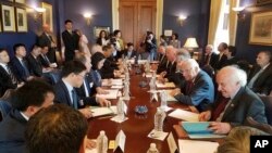 美国国会众议员Bill Pascrell的办公室提供的照片上,他和其他议员们与中国代表团讨论美中贸易(2018年5月)。