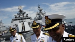 资料照:印度海军什瓦利克号护卫舰(frigate INS Shivalik)的官兵在甲板上与媒体交谈。(2015年5月18日)