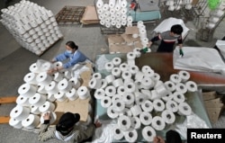 新疆一个棉花制品厂内的情景(路透社转发2021年4月1日照片)