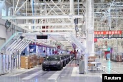 资料照:特斯拉在上海工厂里生产的汽车。(2020年1月7日)