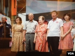 无党籍台北市长候选人柯文哲夫妇(右一、右二)在造势大会上 (美国之音许波 拍摄)