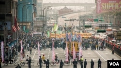 抗议者集结在台北闹市区的忠孝西路。(美国之音方正拍摄)