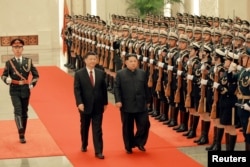 中国国家主席习近平在北京人民大会堂的欢迎仪式上同朝鲜国务委员会委员长金正恩检阅礼兵。(朝鲜官媒朝中社2018年3月28日对路透社发布的照片)。